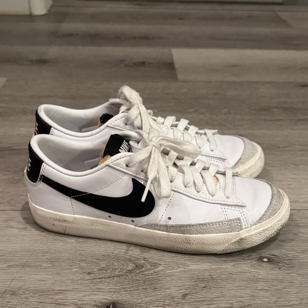 Nike White and Black Sneakers - Picture 3 of 3